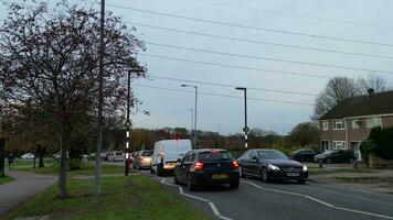 hoog hoek beeldmateriaal van weg en verkeer Bij Houghton regis stad- van Engeland uk. november 17e, 2023 video