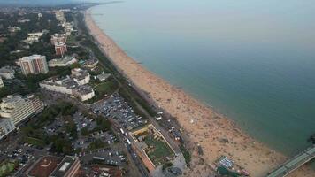 die meisten schön hoch Winkel Zeit Ablauf Aufnahmen von britisch Tourist Stadt und Meer Aussicht von Bournemouth Strand von England großartig Großbritannien, Vereinigtes Königreich. gefangen mit Drohnen Kamera auf September 9., 2023 video