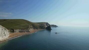 plus magnifique haute angle temps laps métrage de Britanique paysage et mer vue de durdle porte plage de Angleterre génial Grande-Bretagne, Royaume-Uni. capturé avec drone caméra sur septembre 9ème, 2023 video