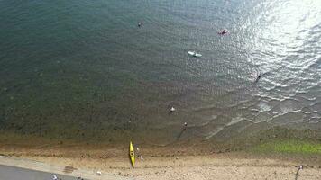 aéreo hora lapso imágenes de playa y Oceano piscina ciudad de Inglaterra Reino Unido. el más hermosa británico turista atracción de genial Bretaña. septiembre 9, 2023 video