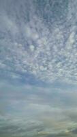 spectaculaire vite en mouvement des nuages plus de ville de Angleterre video
