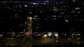 Alto ângulo Visão do iluminado britânico cidade durante noite. Luton, Inglaterra Reino Unido. dezembro 23, 2023 video