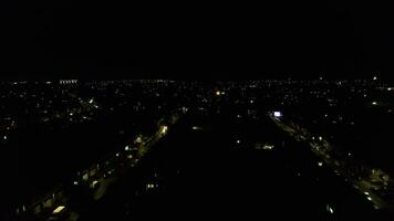 Antenne Aufnahmen von beleuchtet britisch Stadt während Lagerfeuer Nacht video