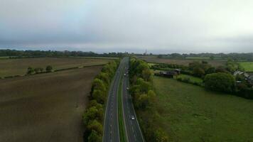 aéreo cenas do lindo campo panorama do Inglaterra video