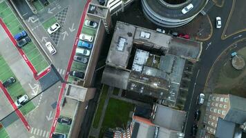 aéreo imágenes de central lutón ciudad de Inglaterra unido Reino. el imágenes capturado diciembre 1º, 2023 durante hermosa dorado hora puesta de sol. video