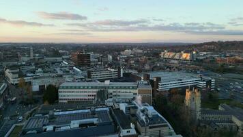 antenne beeldmateriaal van centraal luton stad van Engeland Verenigde koninkrijk. de beeldmateriaal gevangen genomen december 1e, 2023 gedurende mooi gouden uur zonsondergang. video