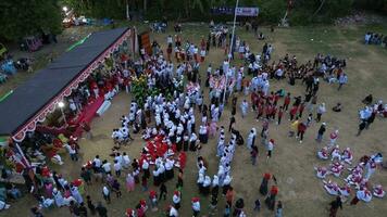 aéreo ver de indonesio bandera encapotado ceremonia presenciado por aldeanos Indonesia independencia día foto