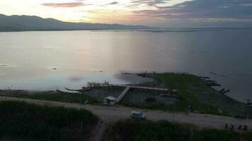 aereo Visualizza di persone godendo un' picnic su il riva di limboto lago, gorontalo video