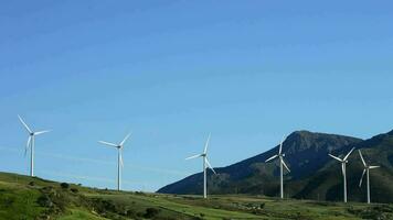 vento turbinas energia renovável comovente dentro a montanhas video