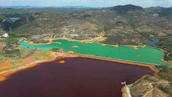 aéreo ver de minería actividad. apocalipsis escenario. tierra destrucción. ruptura de naturaleza. extrayendo natural recursos desde el tierra a vender en el mundo mercado. ecológico desastre. video