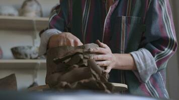 herausfordernd Normen. ein faszinierend Erkundung von künstlerisch Ausdruck wie ein kurzhaarige Schönheit im ein männlich Hemd Kunsthandwerk ein einzigartig Lehm Vase im das beschwingt Reich von ein Keramik Werkstatt video