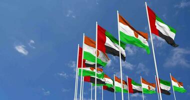 Níger y unido árabe emiratos, uae banderas ondulación juntos en el cielo, sin costura lazo en viento, espacio en izquierda lado para diseño o información, 3d representación video