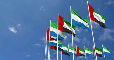 sierra Leone e unito arabo emirati, Emirati Arabi Uniti bandiere agitando insieme nel il cielo, senza soluzione di continuità ciclo continuo nel vento, spazio su sinistra lato per design o informazione, 3d interpretazione video