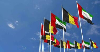 Belgio e unito arabo emirati, Emirati Arabi Uniti bandiere agitando insieme nel il cielo, senza soluzione di continuità ciclo continuo nel vento, spazio su sinistra lato per design o informazione, 3d interpretazione video