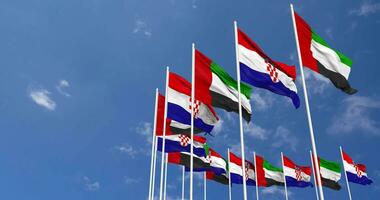 Croazia e unito arabo emirati, Emirati Arabi Uniti bandiere agitando insieme nel il cielo, senza soluzione di continuità ciclo continuo nel vento, spazio su sinistra lato per design o informazione, 3d interpretazione video