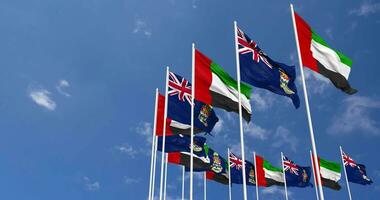 kaaiman eilanden en Verenigde Arabisch emiraten, uae vlaggen golvend samen in de lucht, naadloos lus in wind, ruimte Aan links kant voor ontwerp of informatie, 3d renderen video