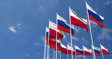 Polonia y Rusia banderas ondulación juntos en el cielo, sin costura lazo en viento, espacio en izquierda lado para diseño o información, 3d representación video