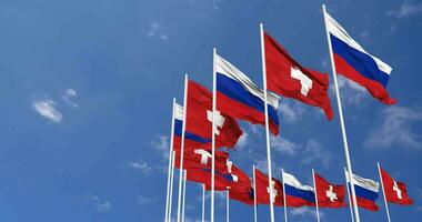 Suiza y Rusia banderas ondulación juntos en el cielo, sin costura lazo en viento, espacio en izquierda lado para diseño o información, 3d representación video