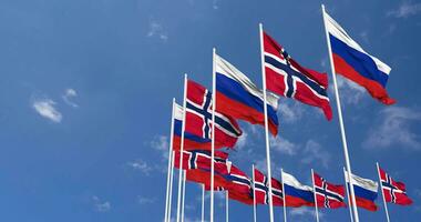 Norge och ryssland flaggor vinka tillsammans i de himmel, sömlös slinga i vind, Plats på vänster sida för design eller information, 3d tolkning video