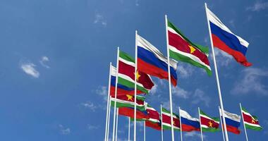 Suriname en Rusland vlaggen golvend samen in de lucht, naadloos lus in wind, ruimte Aan links kant voor ontwerp of informatie, 3d renderen video