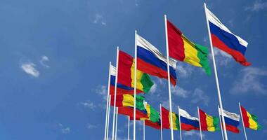 Guinea y Francia banderas ondulación juntos en el cielo, sin costura lazo en viento, espacio en izquierda lado para diseño o información, 3d representación video