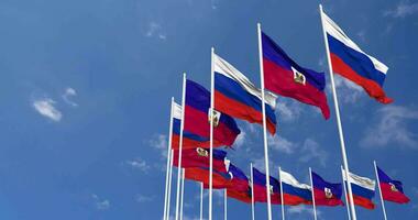 Haïti et France drapeaux agitant ensemble dans le ciel, sans couture boucle dans vent, espace sur la gauche côté pour conception ou information, 3d le rendu video