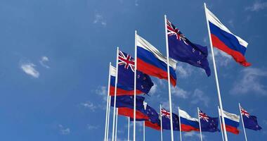 nuovo Zelanda e Russia bandiere agitando insieme nel il cielo, senza soluzione di continuità ciclo continuo nel vento, spazio su sinistra lato per design o informazione, 3d interpretazione video