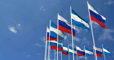 Nicaragua y Rusia banderas ondulación juntos en el cielo, sin costura lazo en viento, espacio en izquierda lado para diseño o información, 3d representación video