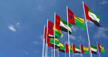 Guinea bissau e unito arabo emirati, Emirati Arabi Uniti bandiere agitando insieme nel il cielo, senza soluzione di continuità ciclo continuo nel vento, spazio su sinistra lato per design o informazione, 3d interpretazione video