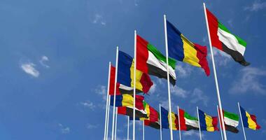 rumänien och förenad arab emirater, uae flaggor vinka tillsammans i de himmel, sömlös slinga i vind, Plats på vänster sida för design eller information, 3d tolkning video