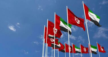 Túnez y unido árabe emiratos, uae banderas ondulación juntos en el cielo, sin costura lazo en viento, espacio en izquierda lado para diseño o información, 3d representación video