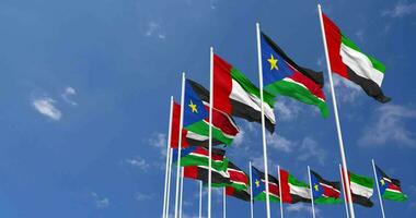 Sud Sudan e unito arabo emirati, Emirati Arabi Uniti bandiere agitando insieme nel il cielo, senza soluzione di continuità ciclo continuo nel vento, spazio su sinistra lato per design o informazione, 3d interpretazione video