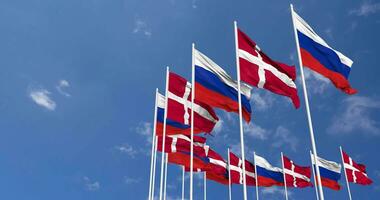 Danmark och Frankrike flaggor vinka tillsammans i de himmel, sömlös slinga i vind, Plats på vänster sida för design eller information, 3d tolkning video