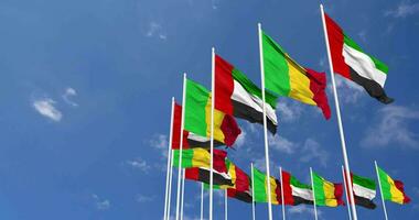 Mali und vereinigt arabisch Emirate, VAE Flaggen winken zusammen im das Himmel, nahtlos Schleife im Wind, Raum auf links Seite zum Design oder Information, 3d Rendern video