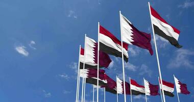 Qatar et Yémen drapeaux agitant ensemble dans le ciel, sans couture boucle dans vent, espace sur la gauche côté pour conception ou information, 3d le rendu video