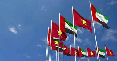 Vietnam y unido árabe emiratos, uae banderas ondulación juntos en el cielo, sin costura lazo en viento, espacio en izquierda lado para diseño o información, 3d representación video