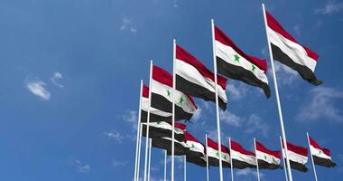 Siria e yemen bandiere agitando insieme nel il cielo, senza soluzione di continuità ciclo continuo nel vento, spazio su sinistra lato per design o informazione, 3d interpretazione video