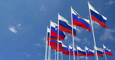 Eslovenia y Rusia banderas ondulación juntos en el cielo, sin costura lazo en viento, espacio en izquierda lado para diseño o información, 3d representación video