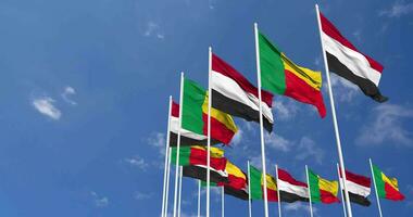 Benin und Jemen Flaggen winken zusammen im das Himmel, nahtlos Schleife im Wind, Raum auf links Seite zum Design oder Information, 3d Rendern video