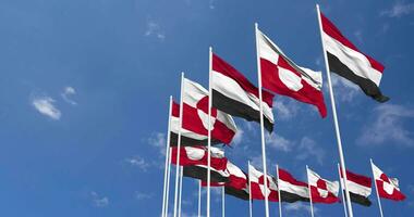Groenlândia e Iémen bandeiras acenando juntos dentro a céu, desatado ciclo dentro vento, espaço em esquerda lado para Projeto ou Informação, 3d Renderização video