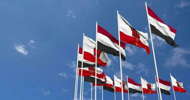 Gibraltar et Yémen drapeaux agitant ensemble dans le ciel, sans couture boucle dans vent, espace sur la gauche côté pour conception ou information, 3d le rendu video