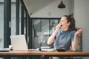 aburrido mujer de negocios bostezando a lugar de trabajo sensación No motivación o carencia de dormir cansado de aburrido oficina rutina. foto