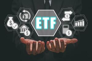 etf, intercambiar negociado fondo concepto, empresario mano participación intercambiar negociado fondo icono en virtual pantalla, inversión oportunidades en mutuo fondos y etf, creciente riqueza en el financiero mercado. foto