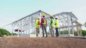 2 ingenieur technicus aan het kijken team van arbeiders staal dak structuur onder bouw. 2 arbeiders in bouw zitten, samenspel concept. video