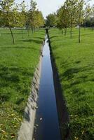 desagüe desagüe para agua. otoño en el parque. parque en un pequeño aldea. otoño colores foto