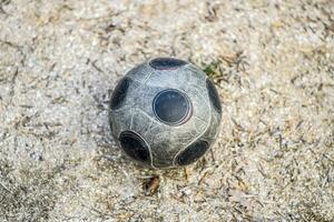 fútbol pelota en el suelo. el pelota es para el juegos de el patio trasero. foto