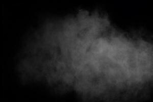 explosión de polvo blanco abstracto sobre un fondo negro. movimiento de congelación de salpicaduras de polvo blanco. foto