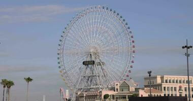 een roterend ferris wiel Bij de stedelijk stad in yokohama video