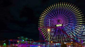 een nacht timelapse van roterend ferris wiel in yokohama breed schot zoom video