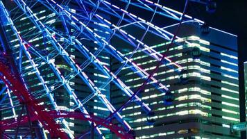 un noche lapso de tiempo de giratorio ferris rueda en Yokohama telefotográfico Disparo panorámica video